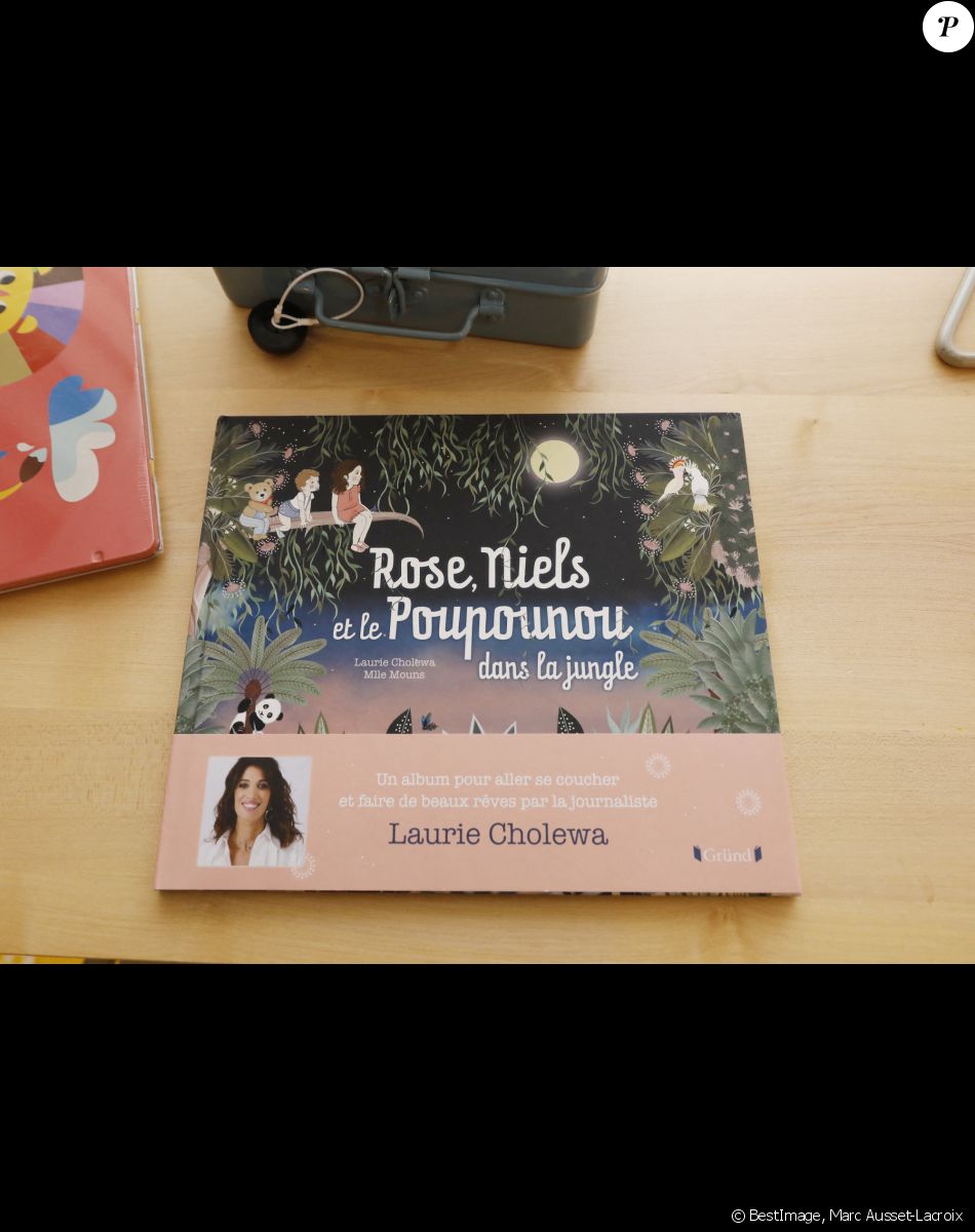 Exclusif - Séance de dédicace du premier album jeunesse de Laurie Cholewa, "Rose, Niels, et le Poupounou dans la jungle" à la boutique Bonton Grenelle, Paris. Le 9 mars 2022. © Marc Ausset-Lacroix/Bestimage