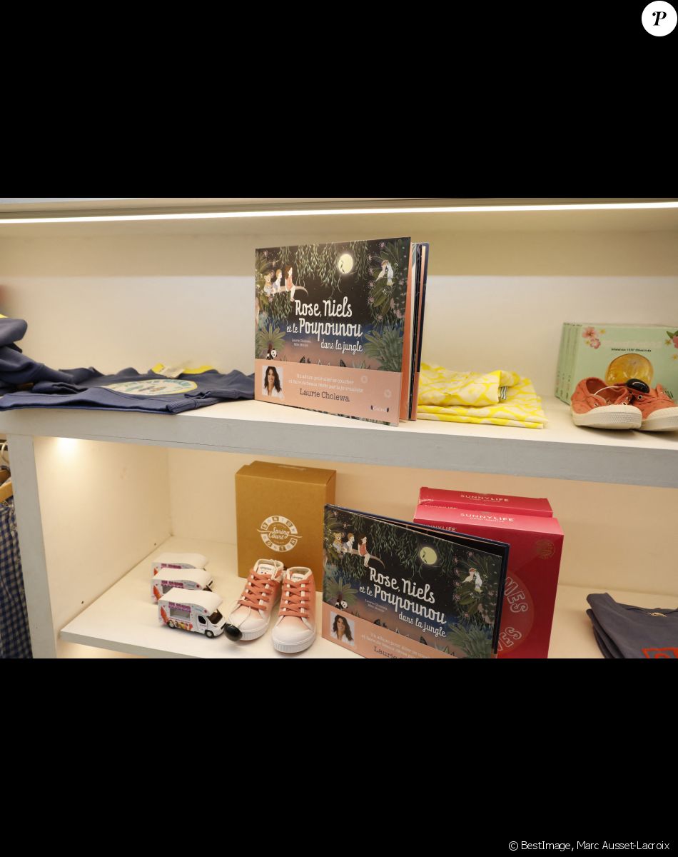 Exclusif - Séance de dédicace du premier album jeunesse de Laurie Cholewa, "Rose, Niels, et le Poupounou dans la jungle" à la boutique Bonton Grenelle, Paris. Le 9 mars 2022. © Marc Ausset-Lacroix/Bestimage