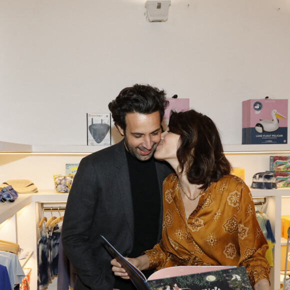 Exclusif - Laurie Cholewa et son mari Greg Levy - Séance de dédicace du premier album jeunesse de Laurie Cholewa, "Rose, Niels, et le Poupounou dans la jungle" à la boutique Bonton Grenelle, Paris. Le 9 mars 2022. © Marc Ausset-Lacroix/Bestimage