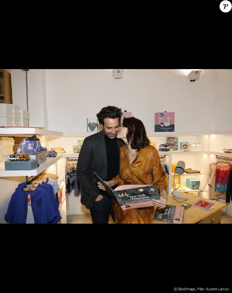 Exclusif - Laurie Cholewa et son mari Greg Levy - Séance de dédicace du premier album jeunesse de Laurie Cholewa, "Rose, Niels, et le Poupounou dans la jungle" à la boutique Bonton Grenelle, Paris. Le 9 mars 2022. © Marc Ausset-Lacroix/Bestimage