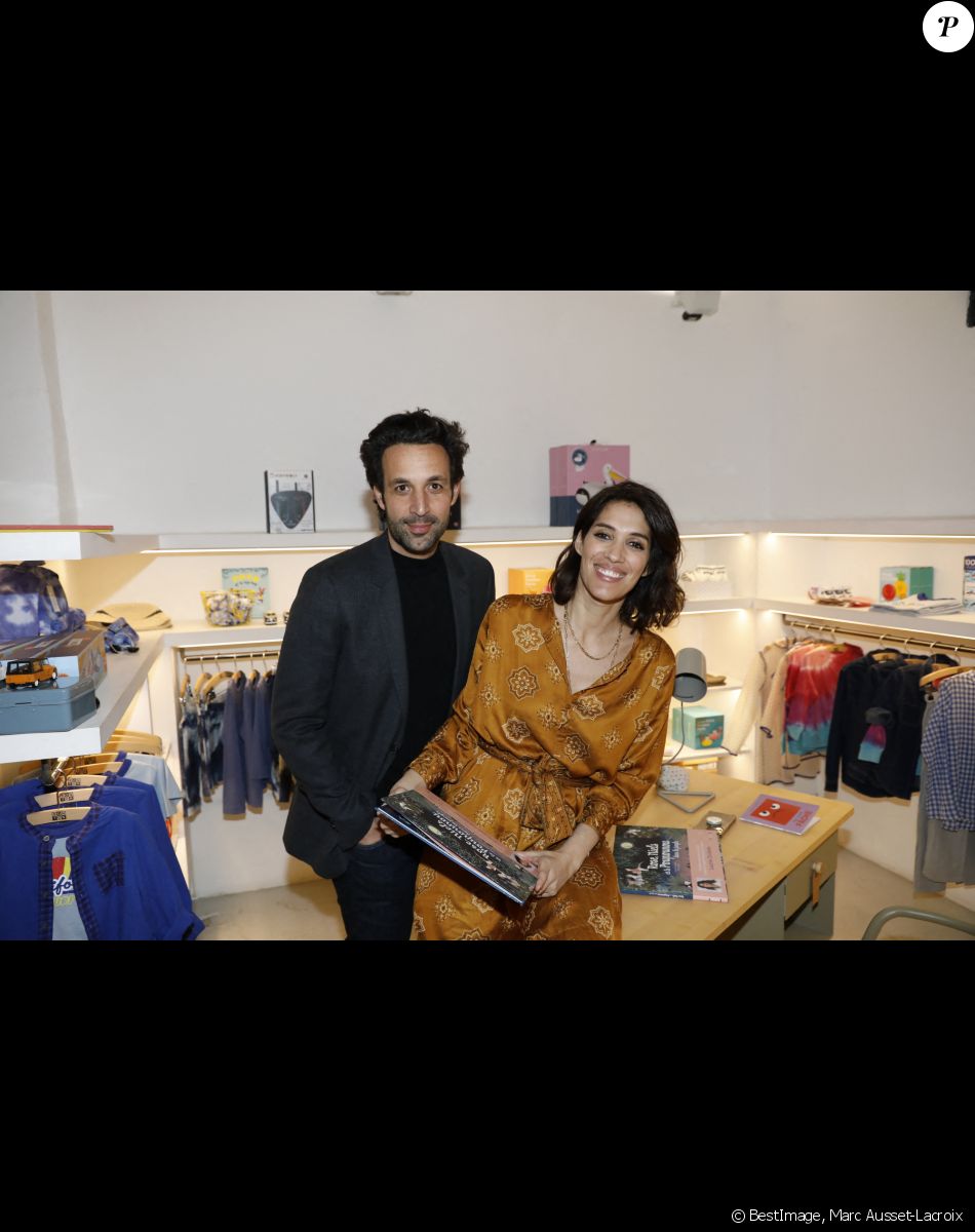 Exclusif - Laurie Cholewa et son mari Greg Levy - Séance de dédicace du premier album jeunesse de Laurie Cholewa, "Rose, Niels, et le Poupounou dans la jungle" à la boutique Bonton Grenelle, Paris. © Marc Ausset-Lacroix/Bestimage