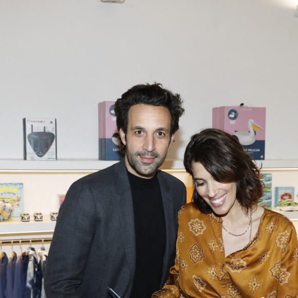 Exclusif - Laurie Cholewa et son mari Greg Levy - Séance de dédicace du premier album jeunesse de Laurie Cholewa, "Rose, Niels, et le Poupounou dans la jungle" à la boutique Bonton Grenelle, Paris. Le 9 mars 2022. © Marc Ausset-Lacroix/Bestimage