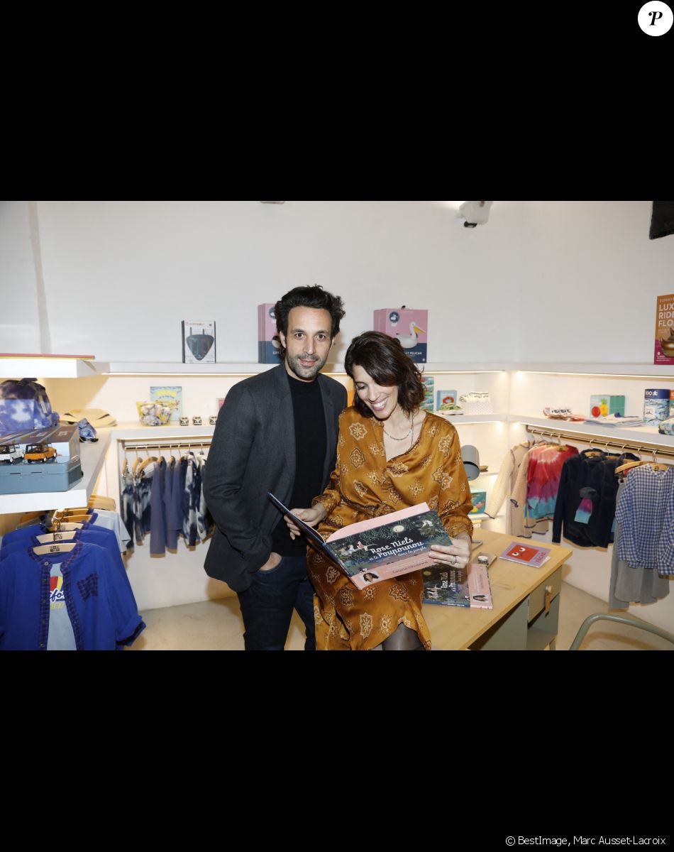 Exclusif - Laurie Cholewa et son mari Greg Levy - Séance de dédicace du premier album jeunesse de Laurie Cholewa, "Rose, Niels, et le Poupounou dans la jungle" à la boutique Bonton Grenelle, Paris. Le 9 mars 2022. © Marc Ausset-Lacroix/Bestimage