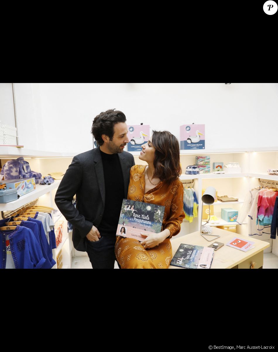 Exclusif - Laurie Cholewa et son mari Greg Levy - Séance de dédicace du premier album jeunesse de Laurie Cholewa, "Rose, Niels, et le Poupounou dans la jungle" à la boutique Bonton Grenelle, Paris. Le 9 mars 2022. © Marc Ausset-Lacroix/Bestimage