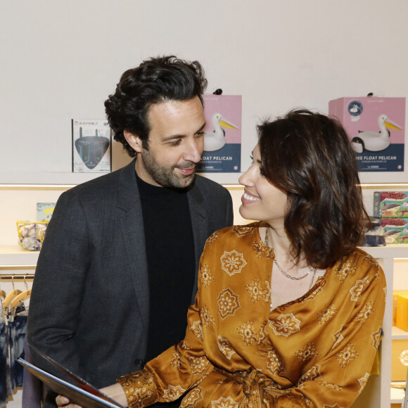 Exclusif - Laurie Cholewa et son mari Greg Levy - Séance de dédicace du premier album jeunesse de Laurie Cholewa, "Rose, Niels, et le Poupounou dans la jungle" à la boutique Bonton Grenelle, Paris. Le 9 mars 2022. © Marc Ausset-Lacroix/Bestimage