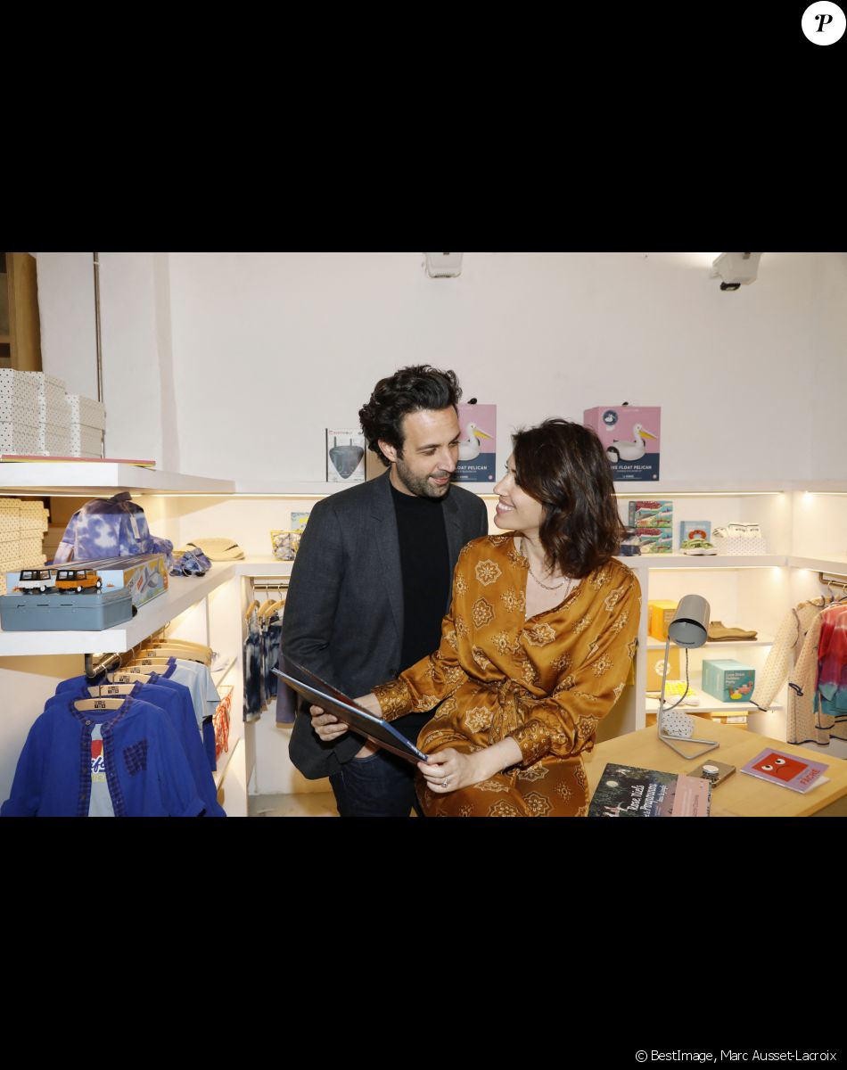 Exclusif - Laurie Cholewa et son mari Greg Levy - Séance de dédicace du premier album jeunesse de Laurie Cholewa, "Rose, Niels, et le Poupounou dans la jungle" à la boutique Bonton Grenelle, Paris. Le 9 mars 2022. © Marc Ausset-Lacroix/Bestimage