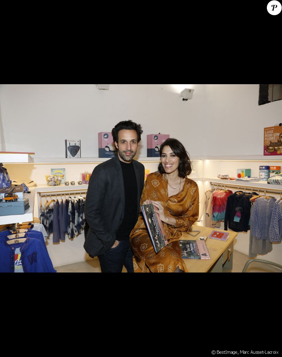 Exclusif - Laurie Cholewa et son mari Greg Levy - Séance de dédicace du premier album jeunesse de Laurie Cholewa, "Rose, Niels, et le Poupounou dans la jungle" à la boutique Bonton Grenelle, Paris. Le 9 mars 2022. © Marc Ausset-Lacroix/Bestimage