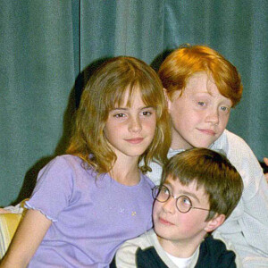 Rupert Grint, Daniel Radcliffe et Emma Watson lors de la conférence de presse du premier film Harry Pottter à Londres, en 2000.