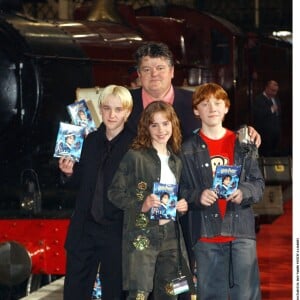 Emma Watson, Tom Felton, Rupert Grint et Robbie Coltrane lors du lancement du DVD d'Harry Potter à l'école des sorciers à Londres en juin 2002.