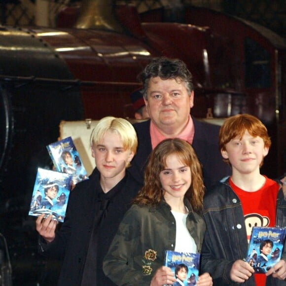 Emma Watson, Tom Felton, Rupert Grint et Robbie Coltrane lors du lancement du DVD d'Harry Potter à l'école des sorciers à Londres en juin 2002.