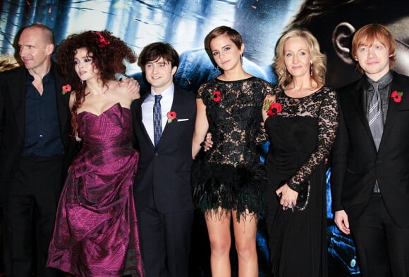 Ralph Fiennes, Helena Bonham Carter, Daniel Radcliffe, Emma Watson, J.K. Rowling et Rupert Grint à l'avant-première mondiale du film "Harry Potter et les reliques de la mort". Londres, le 11 novembre 2010. @Davidson/GoffPhotos.com
