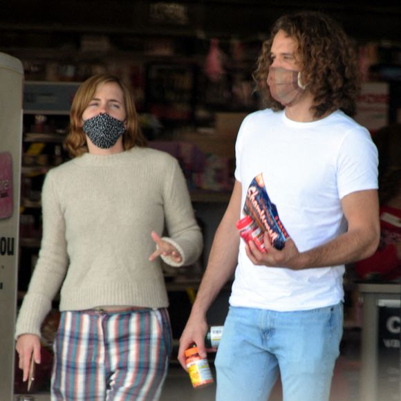 Emma Watson et son petit ami Leo Robinton quittent une pharmacie CVS à Los Angeles, le 15 mai 2021.