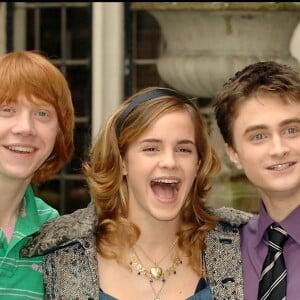 Rupert Grint, Emma Watson et Daniel Radcliffe au photocall du film "Harry Potter et la coupe de feu". Londres, le 25 octobre 2005.