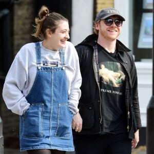 Exclusif - Rupert Grint et sa compagne Georgia Groome déjeunent avec des amis à Londres le 17 avril 2019.