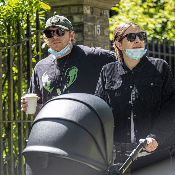 Exclusif - Rupert Grint, sa compagne Georgia Groome et leur petite fille à Londres en mai 2020.