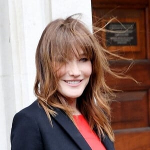 Carla Bruni-Sarkozy arrive au "Burberry Fashion Showcase" à Londres, le 11 mars 2022.