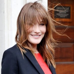 Carla Bruni-Sarkozy arrive au "Burberry Fashion Showcase" à Londres.