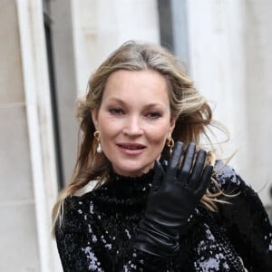 Kate Moss arrive au "Burberry Fashion Showcase" à Londres, le 11 mars 2022.