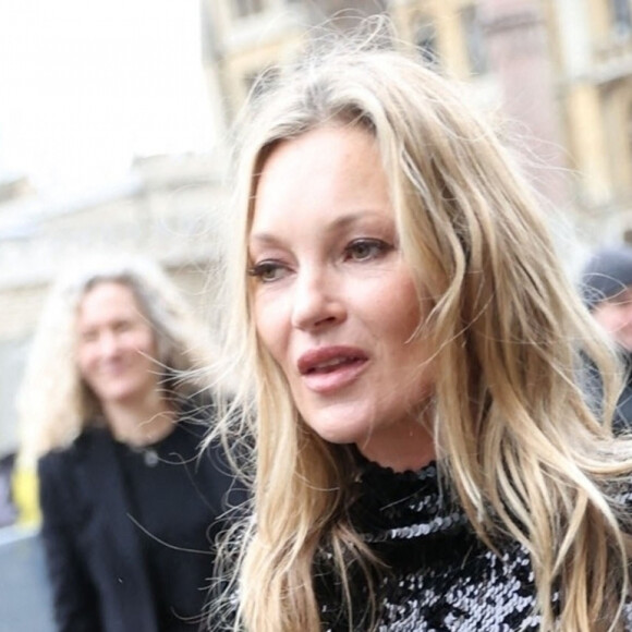 Kate Moss arrive au "Burberry Fashion Showcase" à Londres, le 11 mars 2022.