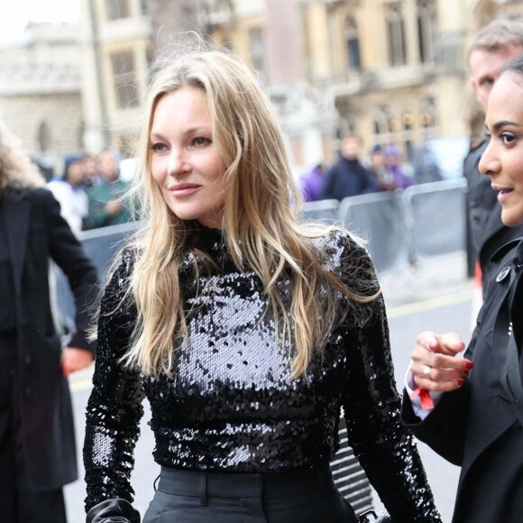 Kate Moss arrive au "Burberry Fashion Showcase" à Londres, le 11 mars 2022.