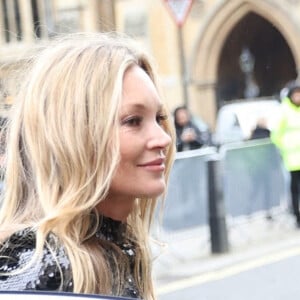 Kate Moss arrive au "Burberry Fashion Showcase" à Londres, le 11 mars 2022.