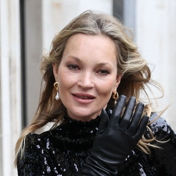 Kate Moss arrive au "Burberry Fashion Showcase" à Londres, le 11 mars 2022.