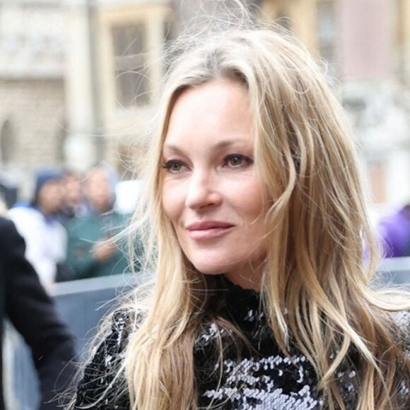 Kate Moss arrive au "Burberry Fashion Showcase" à Londres, le 11 mars 2022.