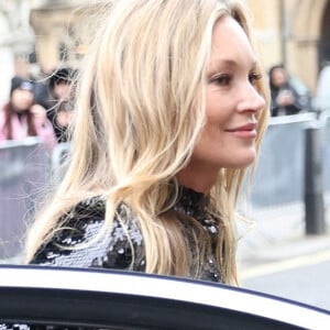 Kate Moss arrive au "Burberry Fashion Showcase" à Londres, le 11 mars 2022.