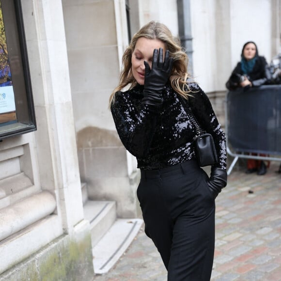 Kate Moss arrive au "Burberry Fashion Showcase" à Londres, le 11 mars 2022.