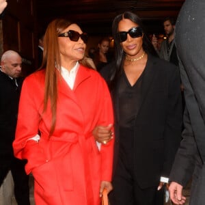 Naomi Campbell et sa mère Valérie - Les personnalités arrivent au "Burberry Fashion Showcase" à Londres, le 11 mars 2022. 