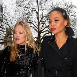 Kate Moss et Emma Weymouth - Les personnalités arrivent au "Burberry Fashion Showcase" à Londres, le 11 mars 2022. 