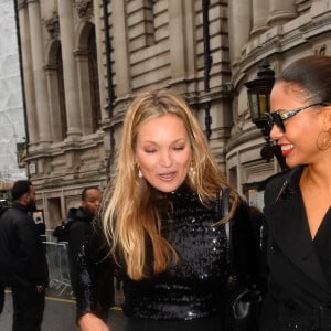 Kate Moss et Emma Weymouth - Les personnalités arrivent au "Burberry Fashion Showcase" à Londres, le 11 mars 2022. 