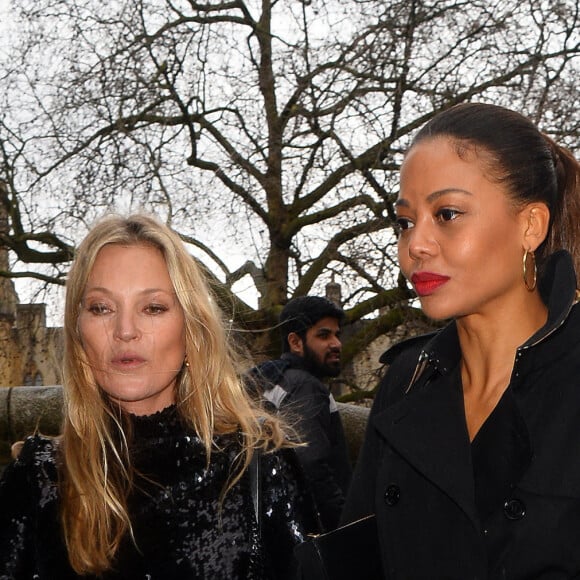 Kate Moss et Emma Weymouth - Les personnalités arrivent au "Burberry Fashion Showcase" à Londres, le 11 mars 2022. 