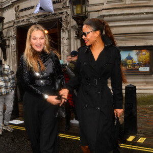 Kate Moss et Emma Weymouth - Les personnalités arrivent au "Burberry Fashion Showcase" à Londres, le 11 mars 2022. 