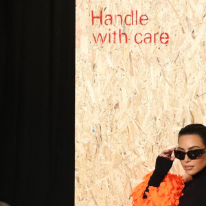 Exclusif - Kim Kardashian quitte le défilé Balenciaga Winter 22 360 à Paris pour rentrer chez elle vêtue d'un nouveau look Balenciaga tout droit sorti du podium le 6 mars 2022. © Da Silva-Perusseau/Bestimage 