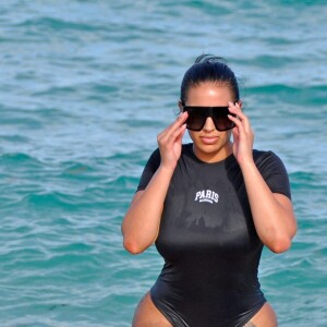 Chaney Jones (copie de K. Kardashian et compagne de K. West) se prélasse sur une plage de Miami le 26 février 2022. 
