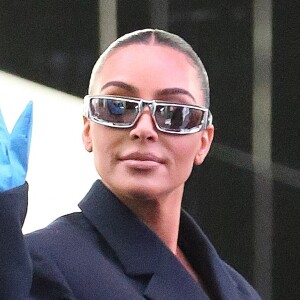 Kim Kardashian, habillée en Prada Vintage, est allée faire du shopping dans les rues de Milan, lors de la fashion week. Le 24 février 2022 