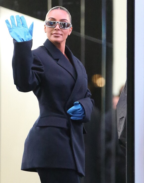 Kim Kardashian, habillée en Prada Vintage, est allée faire du shopping dans les rues de Milan, lors de la fashion week. Le 24 février 2022 