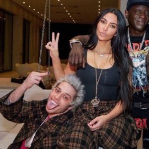 Kim Kardashian et Pete Davidson (ici avec Flavor Flav et Kris Jenner) sont partis en vacances au soleil.