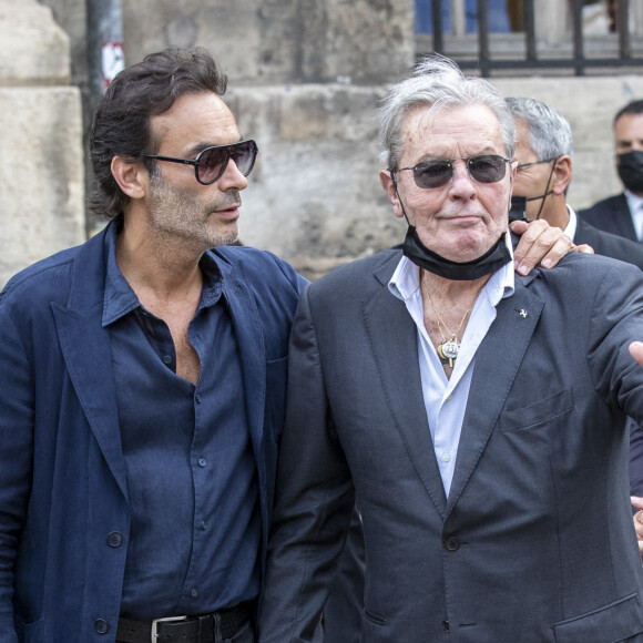 Anthony Delon, Alain Delon - Obsèques de Jean-Paul Belmondo en en l'église Saint-Germain-des-Prés, à Paris le 10 septembre 2021. © Cyril Moreau / Bestimage