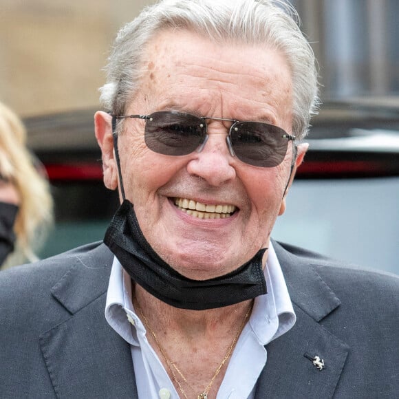 Alain Delon - Obsèques de Jean-Paul Belmondo en en l'église Saint-Germain-des-Prés, à Paris le 10 septembre 2021. © Cyril Moreau / Bestimage