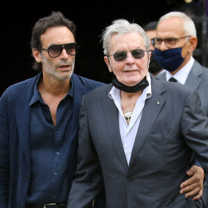 Alain Delon et son fils Anthony - Obsèques de Jean-Paul Belmondo en l'église Saint-Germain-des-Prés, à Paris. © Dominique Jacovides / Bestimage