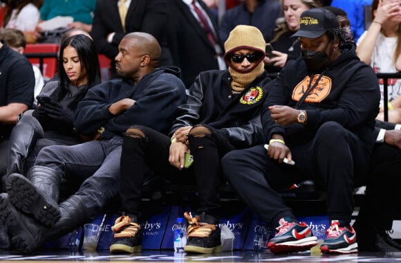 Kanye West et sa compagne Chaney Jones assistent au match de NBA opposant les Miami Heat aux Minnesota Timberwolves, à la FTX Arena. Miami, le 13 mars 2022.