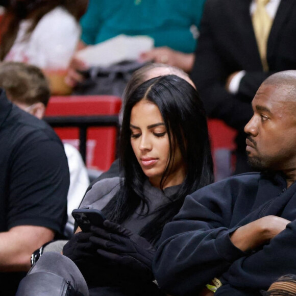 Kanye West et sa compagne Chaney Jones assistent au match de NBA opposant les Miami Heat aux Minnesota Timberwolves, à la FTX Arena. Miami, le 13 mars 2022.