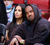 Kanye West et sa compagne Chaney Jones assistent au match de NBA opposant les Miami Heat aux Minnesota Timberwolves, à la FTX Arena à Miami.
