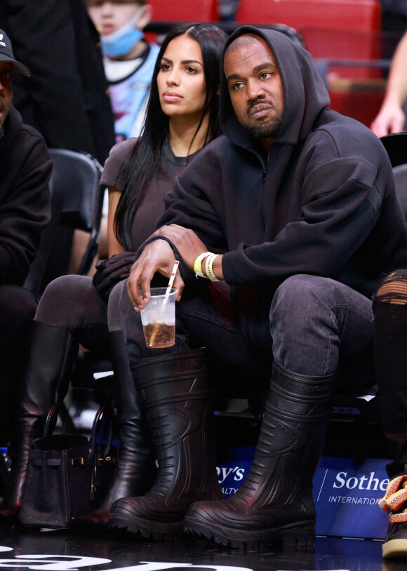 Kanye West et sa compagne Chaney Jones assistent au match de NBA opposant les Miami Heat aux Minnesota Timberwolves, à la FTX Arena à Miami.
