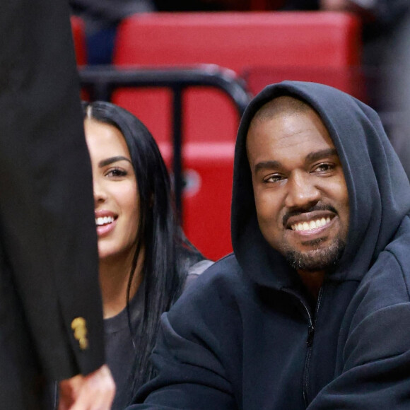 Kanye West et sa compagne Chaney Jones assistent au match de NBA opposant les Miami Heat aux Minnesota Timberwolves, à la FTX Arena. Miami, le 13 mars 2022.