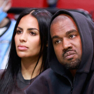 Kanye West et sa compagne Chaney Jones assistent au match de NBA opposant les Miami Heat aux Minnesota Timberwolves, à la FTX Arena. Miami, le 13 mars 2022.