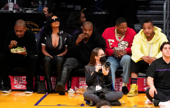 Kanye West, sa petite amie Chaney Jones et le rappeur YG assistent au match Los Angeles Lakers - Washington Wizards à la Crypto.com Arena. Los Angeles, le 11 mars 2022.