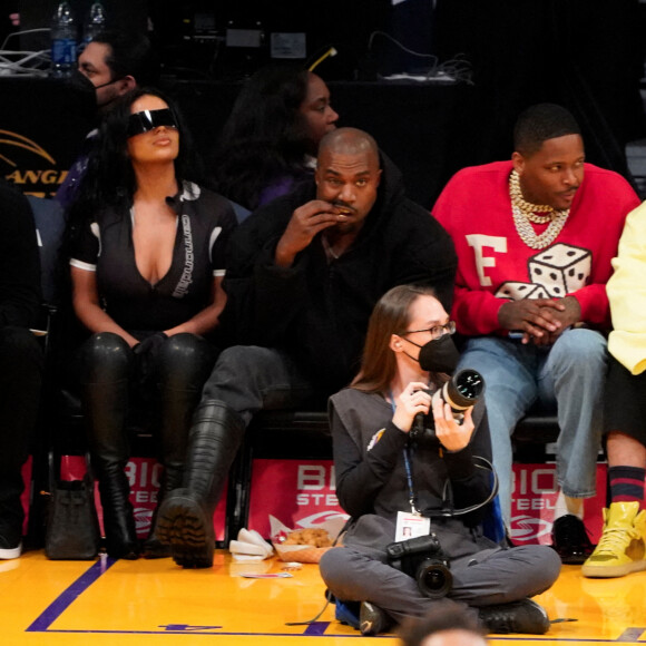 Kanye West, sa petite amie Chaney Jones et le rappeur YG assistent au match Los Angeles Lakers - Washington Wizards à la Crypto.com Arena. Los Angeles, le 11 mars 2022.